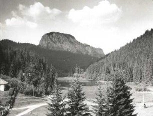 Ostkarpaten, Rumänien. Lacul Rosu gegen Suhardul Mare (1506 m). Blick von Süden