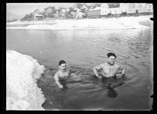 Schwimmer im teilweise zugefrorenen Main