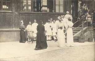 Erster Weltkrieg - Lazarett III Gewerbeschule Karlsruhe. Großherzogin Luise mit Verletzten