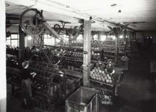 Teppichfabrik Traugott Bauch. Maschinensaal mit Spulmaschinen : Roßwein. Teppichfabrik Traugott Bauch. Maschinensaal mit Spulmaschinen