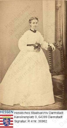 Bernbeck, Katharina geb. Schneider (1843-1871) / Porträt, in Raum stehend, Ganzfigur