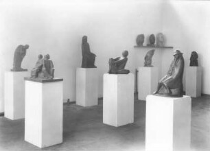 Güstrow. Atelierhaus am Inselsee, Heidberg 15. Kleinplastiken Ernst Barlachs im großen Atelier