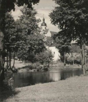 Straßberg : Blick über die Weiße Elster zur Kirche