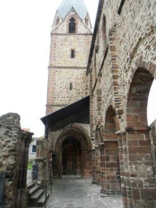 Totenkirche (Romanische Gründung)-Bereich des Seitenschiff Süd nach Süden (substanziell abgetragen) zum Südturm sowie Langhaussüdwand im Norden mit erhaltenen Arkaden