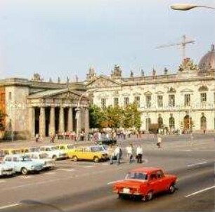 Unter den Linden mit Blick auf Zeughaus (Museum für Deutsche Geschichte) und Neue Wache