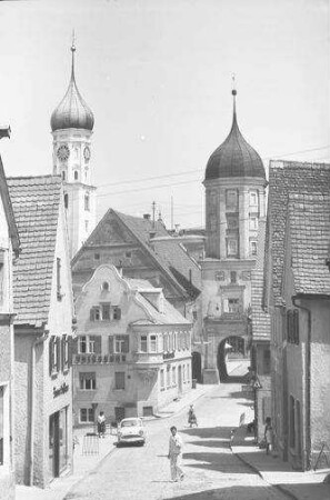 Burgau: Straße mit Tor und Turm der Kirche