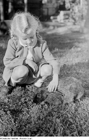 Kleines Mädchen (Elke) mit Hasen