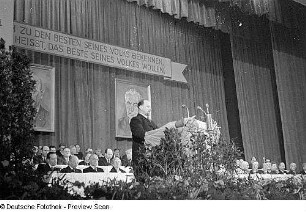 Veranstaltung anlässlich des 70. Geburtstages von Wilhelm Pieck : Walter Ulbricht am Rednerpult