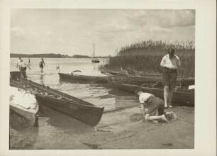 Mark Brandenburg. Bei Geltow. Sommer, Sonne, Freizeitfreude. Faltboote liegen im Wasser. Jugendliche Baden und erfreuen sich am Wasser