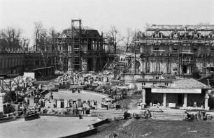 Dresden-Altstadt. Zwinger (1709-1728; M. D. Pöppelmann, B. Permoser). Baustellen Bogengalerie am Mathematisch-Physikalischen Salon, Wallpavillon und Französicher Pavillon. Zwingerhof mit Steinmetzwerkstätten