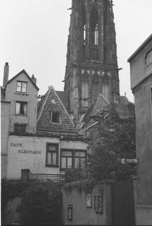Stadtansicht von Münster : Häuserlandschaft mit Innenhof. Im Hintergrund Kirchturm der St. Lamberti Kirche