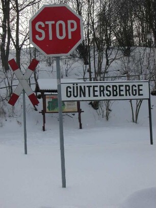 Sachsen-Anhalt. Tief verschneiter Bahnhof der Selketalbahn in Güntersberge
