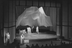 Szenenbilder aus "Margarete in Aix", Theaterstück von Peter Hacks mit Musik von Siegfried Matthus. Volksbühne Berlin, Oktober 1973 (Premiere 14.10.1973)