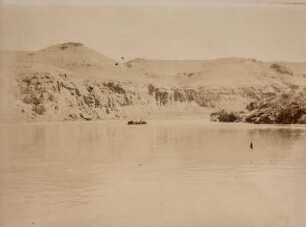 Auf dem Tigris : Blick auf den Tigris bei Hasankeyf. An den Ufern Felswände.