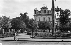 Erzbischöfliche Kathedrale : Blick auf die Catedral Basílica Primacial São Salvador und den davorliegenden Platz.