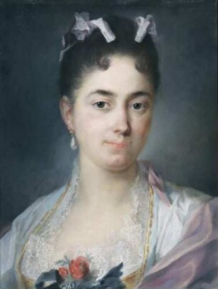 Eine Dame mit rosa Bändern im Haar
