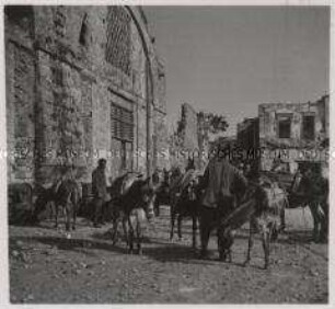 Wehrmachtssoldaten, Chania, Auch die befreiten Italiener erfreuen sich an den Beutevorräten.