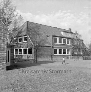 Volksschule: Schultwiete: vorn Schulhof mit Mädchen: links Erweiterungbau: hinten Mitte altes Schulgebäude: hinten Bäume