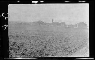 Blick auf Gravelotte (Dep. Moselle, Frankreich) mit Acker im Vordergrund