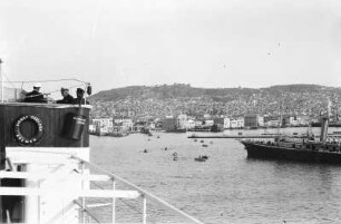 Izmir. Blick vom Passagierschiff "Sierra Cordoba" auf Hafen und Stadt