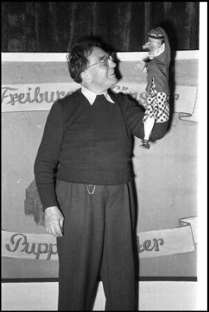 Freiburg: Otto Birkhahn Kasperle, Marionettentheater [Puppentheater], Otto Birkhahn mit Puppen [Kasperle]