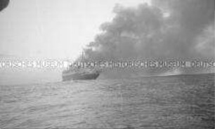 Selbstversenkung des Hochseepassagierdampfers "Columbus" am 19. Dezember 1939, Blick vom Rettungsboot auf den brennenden Dampfer