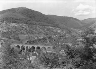Hornberg mit Viadukt der Schwarzwaldbahn : Hornberg mit Eisenbahnviadukt der Badischen Schwarzwaldbahn (1924-1925) über das Reichenbachtal. Blick vom Schloss