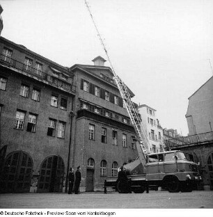 Dresden-Neustadt. Feuerwache mit Feuerwehrautos im Hof