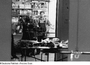 Spiegelbildnis der Familie K. (Fotografin, Redakteur) mit dem Fotografen in deren Wohnung