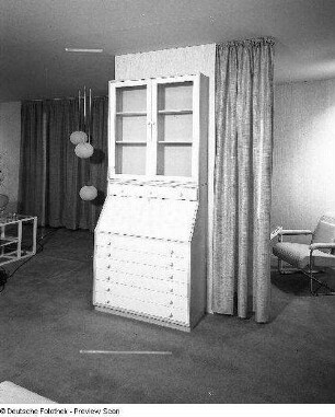 Anbauschrank : Leipzig. Leipziger Herbstmesse, 1983. Studio-Design. Anbauschrank. Holz, weiß-gelb beschichtet (1983; VEB Möbelkombinat Dresden-Hellerau)