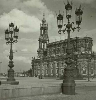Dresden-Altstadt, Theaterplatz. Blick gegen die Hofkirche