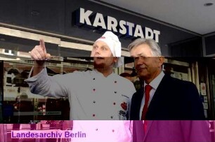 Der Regierende Bürgermeister von Berlin, Klaus Wowereit (rechts), besucht den Bezirk Spandau