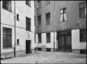 Blick in einen Hinterhof der Wilmersdorfer Straße