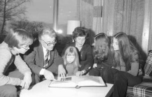 Säckingen: Wohnung; Wirtschaftsminister Eberle mit Familie; am Tisch (mit Fotoalbum)