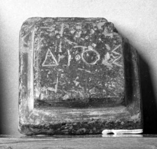 Zweistufiges quadratisches Gewicht mit griechischer Inschrift (ΔΙΟΣ)