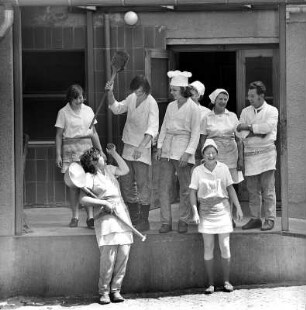 Die Küche des Kulturhauses : Gruppenbild der Küchenangestellten des Kulturhauses