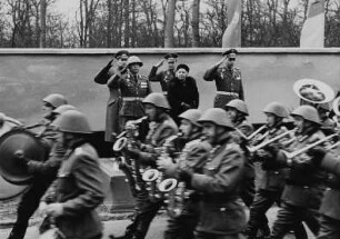 Parade in der Erich-Weinert-Kaserne