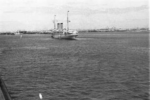 Reisefotos Mittelmeer. Blick vom Passagierschiff "Milwaukee" auf eine Hafenstadt und eine auslaufendes Passagierschiff