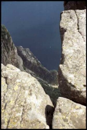 Stavanger: Felsen hinab zum See