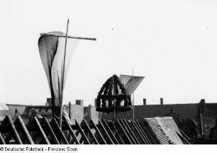 Richtkranz auf dem Dach des Alten Rathauses
