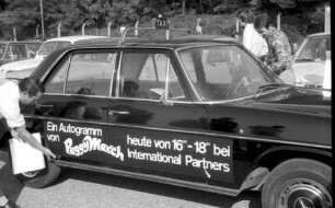 Freiburg: Flugplatz, Taxikolonne mit Peggy March, Aufschriften
