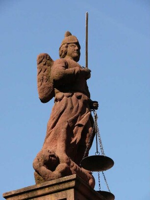 steinerne Justitia Figur auf dem Marktbrunnen, Marktplatz in Michelstadt/Odenwald