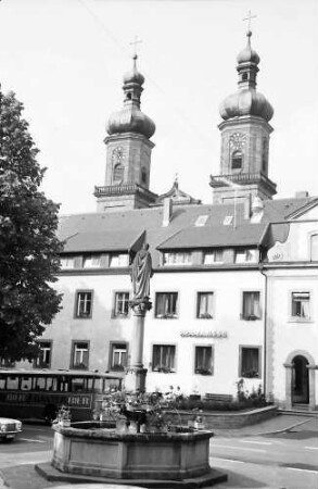 St. Peter: Klosterhofeinfahrt mit Türmen der Stiftskirche