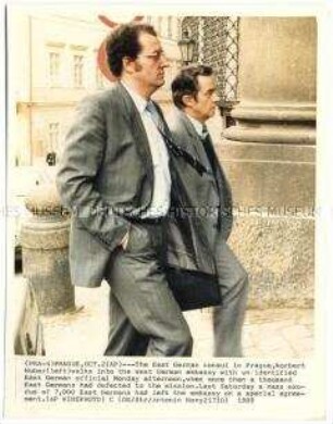 Exodus of East Germany Prag 1989 - DDR-Konsol Norbert Huber verlässt die BRD-Botschaft in Prag