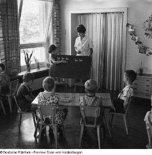 Kindergärten (Großschaukel, Beschäftigung, Spiel, Haare schneiden, Säuglinge)