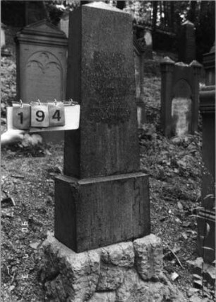 Grabstein 194 (Index: 99790359) Maße HxBxT: 191x57x27 cm: Grabstein 194