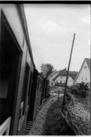 Gauselfingen, Zug 305, albtypische spitzgiebelige Bauernhäuser