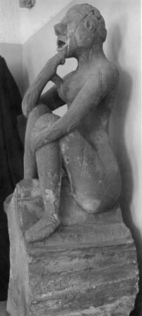 Hockende Frau