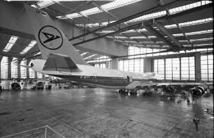Frankfurt: Flughafen; DLH-Basis; Jumbo-Jets in der Flugzeughalle V