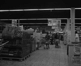 Magnet Einkaufszentrum: Industriestraße: Eröffnung: Innenaufnahme: Blick durch Verkaufshalle: Haushaltswarenabteilung: Kundinnen mit Einkaufswagen